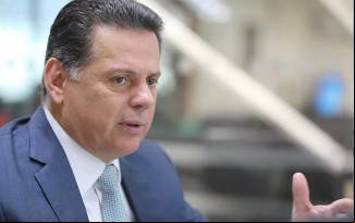 Informação foi divulgada em rede social neste domingo. Político diz que está fazendo tratamento domiciliar.