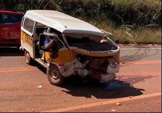 Imagem do acidente mostra vítimas dentro da Kombi. Foto: Reprodução Redes Sociais