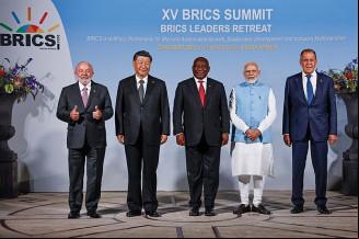No fim do dia, representantes dos cinco países do BRICS posaram para a imagem oficial do evento na África do Sul. Os presidentes Lula, Xi Jinping (China), Cyril Ramaphosa (África do Sul), o primeiro-ministro Narendra Modi (Índia) e Sergey Lavrov, ministro das Relações Exteriores da Rússia. Foto: Ricardo Stuckert / PR