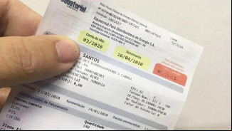Dados do Instituto Brasileiro de Geografia e Estatística (IBGE), relativos ao Índice Nacional de Preços ao Consumidor Amplo (IPCA-15), mostram que a energia elétrica em Goiás teve a maior alta nos últimos dois anos durante o mês de novembro.   Segundo o levantamento, ao longo do período, a eletricidade chegou a ficar 7,41% mais cara para os consumidores residenciais. Ao todo, 3,3 milhões de unidades consumidoras de Goiás foram atingidas pela elevação.  Ainda, no dia 22 de outubro, a Equatorial realizou um reajuste tarifário, aprovado pela Agência Nacional de Energia Elétrica (Aneel), que representou um aumento de 6,49% para as residências.   Para os clientes de zonas rurais, do comércio, serviço e iluminação pública, a alteração no valor foi de 7,08%, enquanto para quem usa alta tensão – no caso de indústrias e empresas de médio e pequeno porte – houve uma redução de 5,3%.  Segundo a Aneel, os reajustes ocorreram em decorrência dos custos com atividades, como distribuição de energia, transporte da energia elétrica e os encargos setoriais.   O acréscimo foi aprovado após uma discussão que ocorreu por meio de uma consulta pública e contou com sessão presencial em Goiânia, além de contribuições por e-mail entre 26 de julho e 1º de setembro de 2023.   Você tem WhatsApp ou Telegram? É só entrar em um dos grupos do Portal 6 para receber, em primeira mão, nossas principais notícias e reportagens. Basta clicar aqui e escolher.